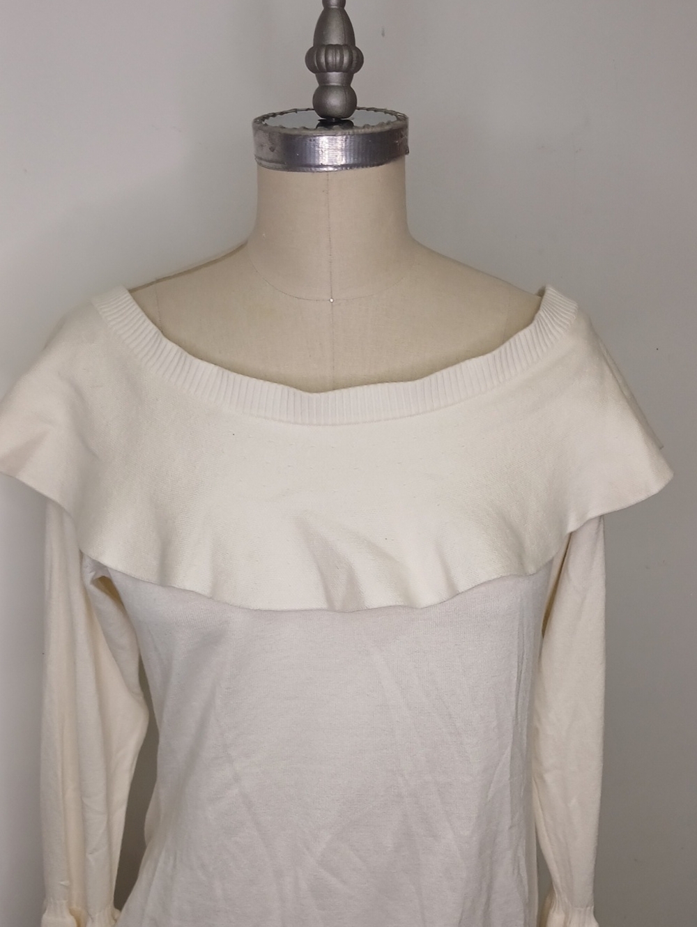 Alison Andrews Cream Off the Shoulder Sweater / XL